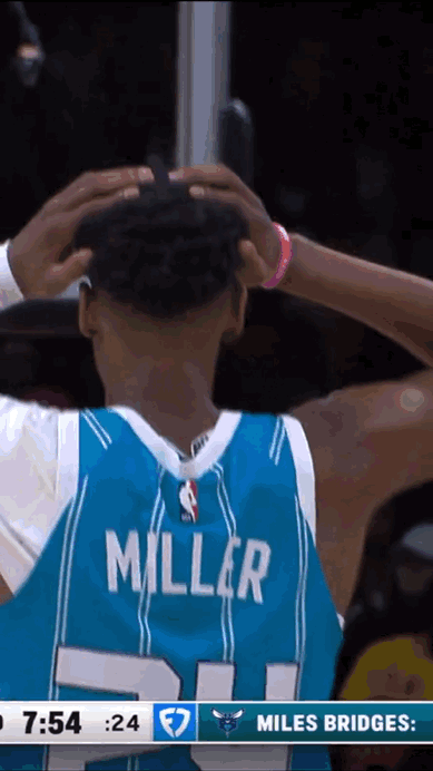 米勒惊呆到直捂头！三球超远助攻大桥，后者左手空中接力，解说员失声了。这视野真的