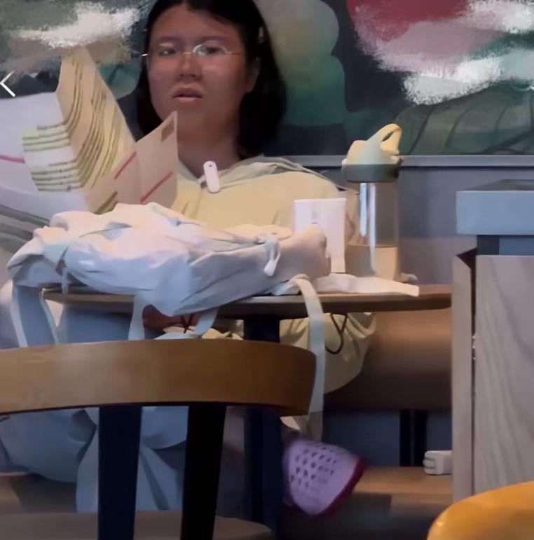 "还没考上公务员就这么嚣张，如果考上了那还得了？"一个女生备考公务员，跑到家附近