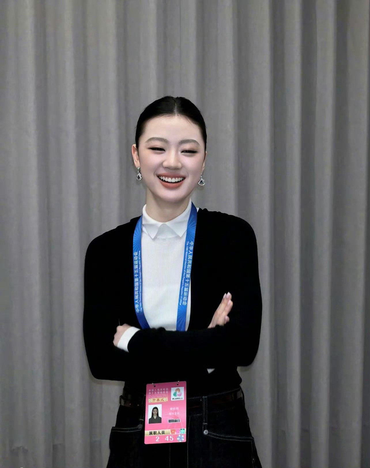 单依纯的全运会工作照简直美到心巴上！照片中的她妆容精致大气，眼神专注而明亮，身着