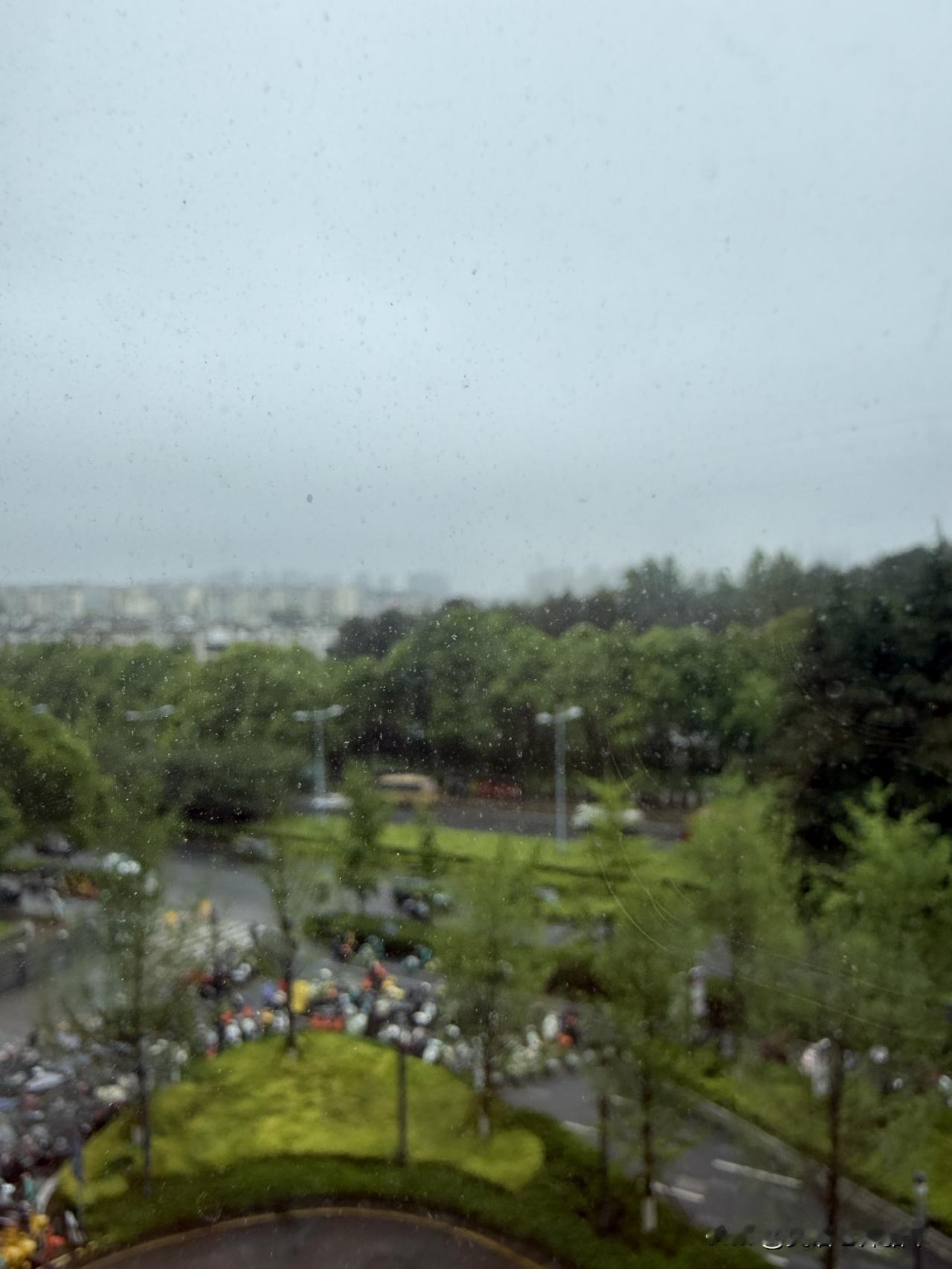 贵阳的夏天，就像个调皮的孩子，脾气捉摸不透。4月时，可能前脚还是春天，后脚就迈入