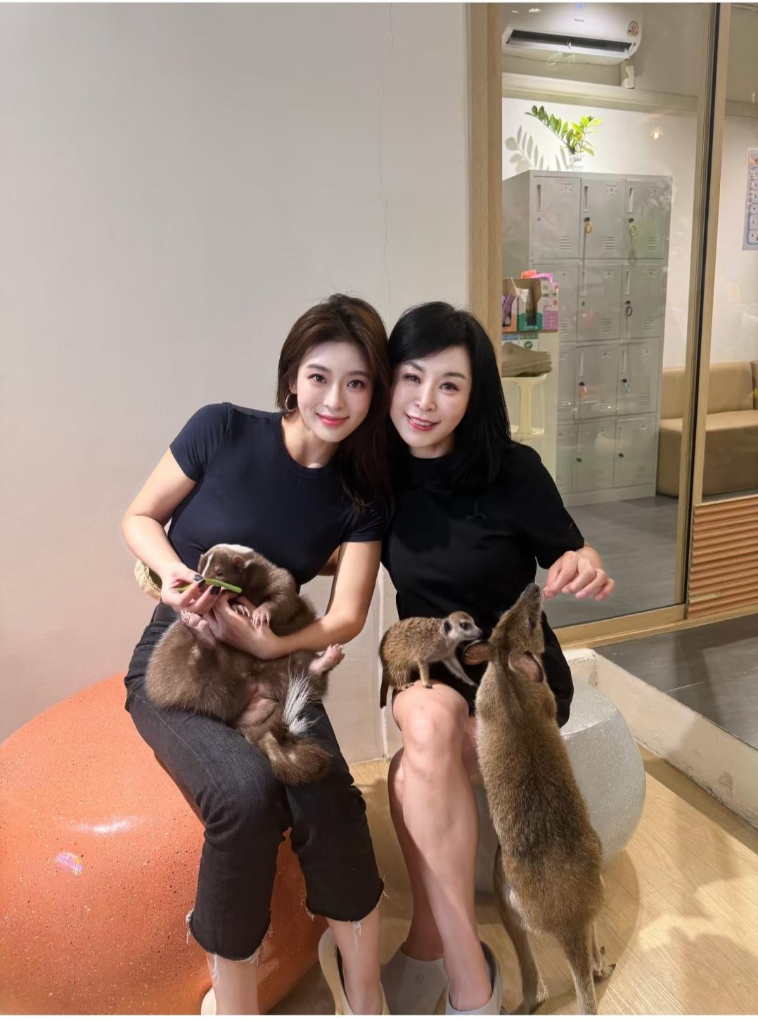 妈妈长的好年轻啊，母女俩看着像姐妹一样。