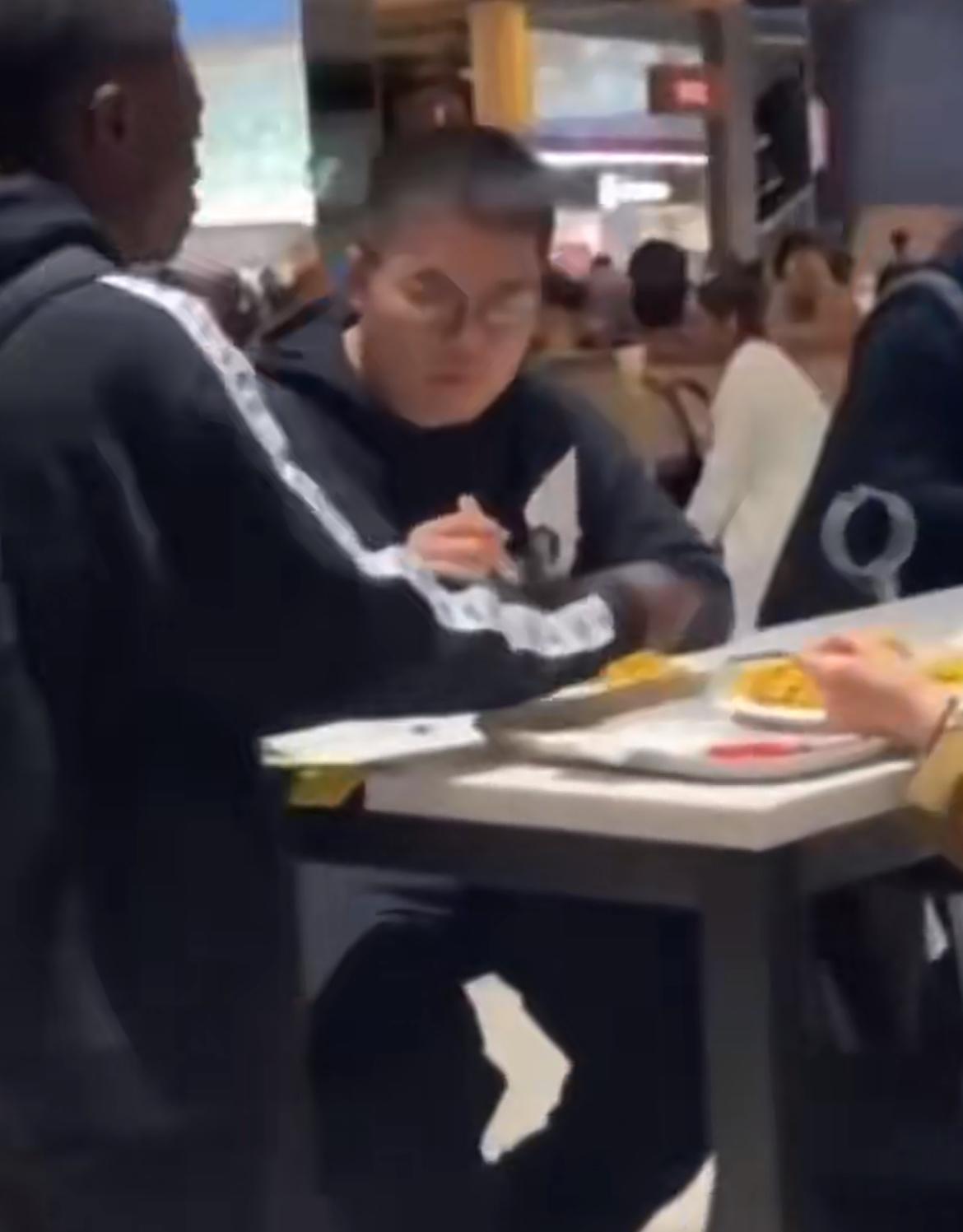 中国情侣在英国餐厅吃饭，突然一个老黑走过来，直接徒手拿了男生盘子里的薯条吃了起来