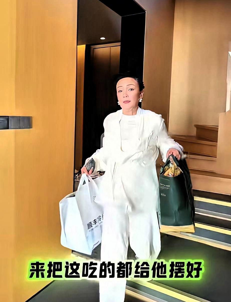 小玥儿和小霖霖回北京了，住在奶奶兰姐家里，最近的事情，具体哪天不知道了，小菲和筱