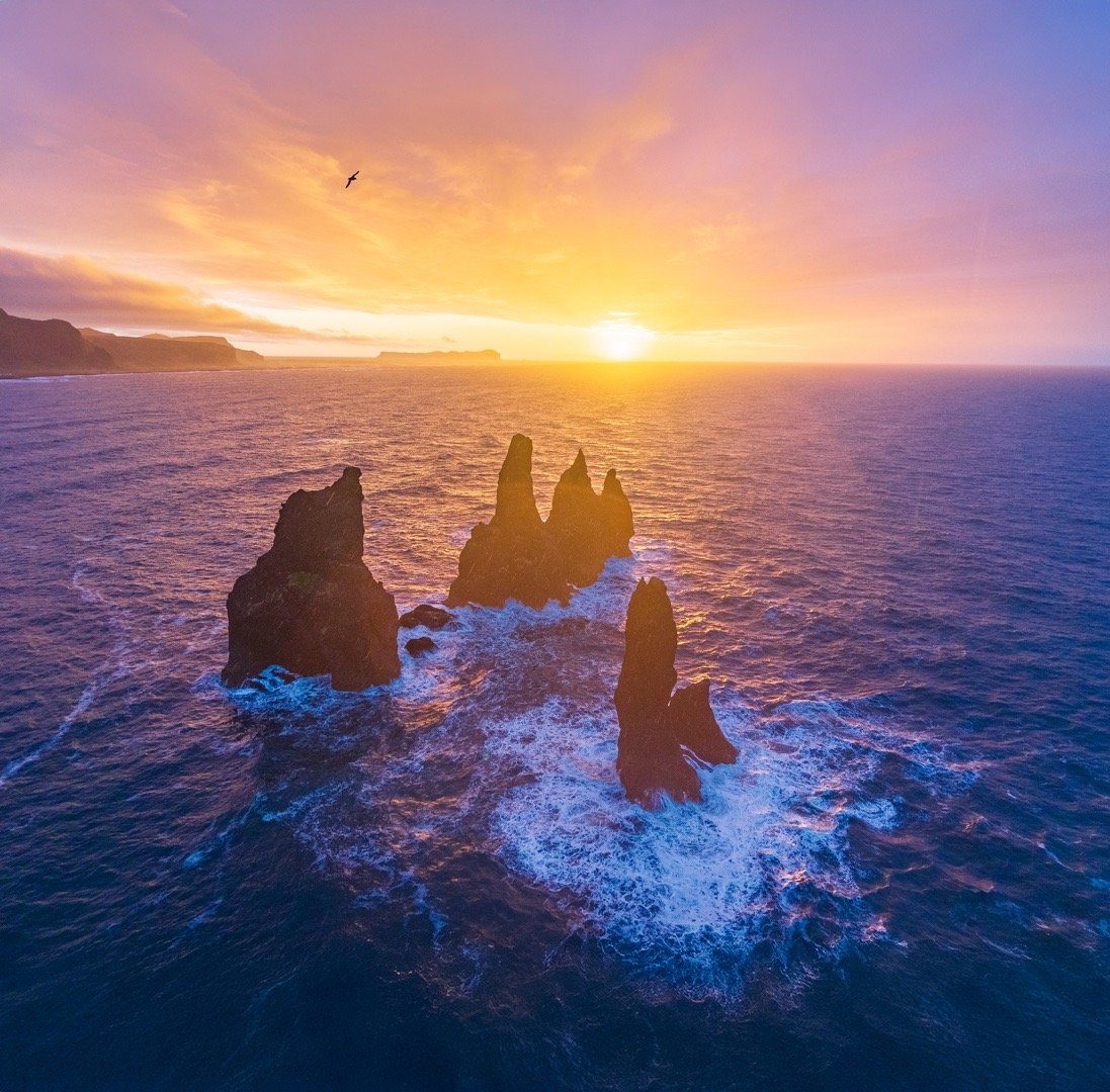 下了一夜的雨。早上,冰岛Vik小镇与海上巨石,霞光满天!飞侠行摄冰岛