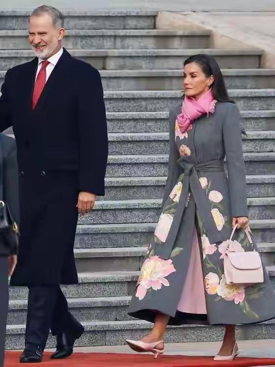 西班牙王后在北京参加欢迎仪式，这穿搭反差感也太大了吧！上半身裹着长款厚风衣还
