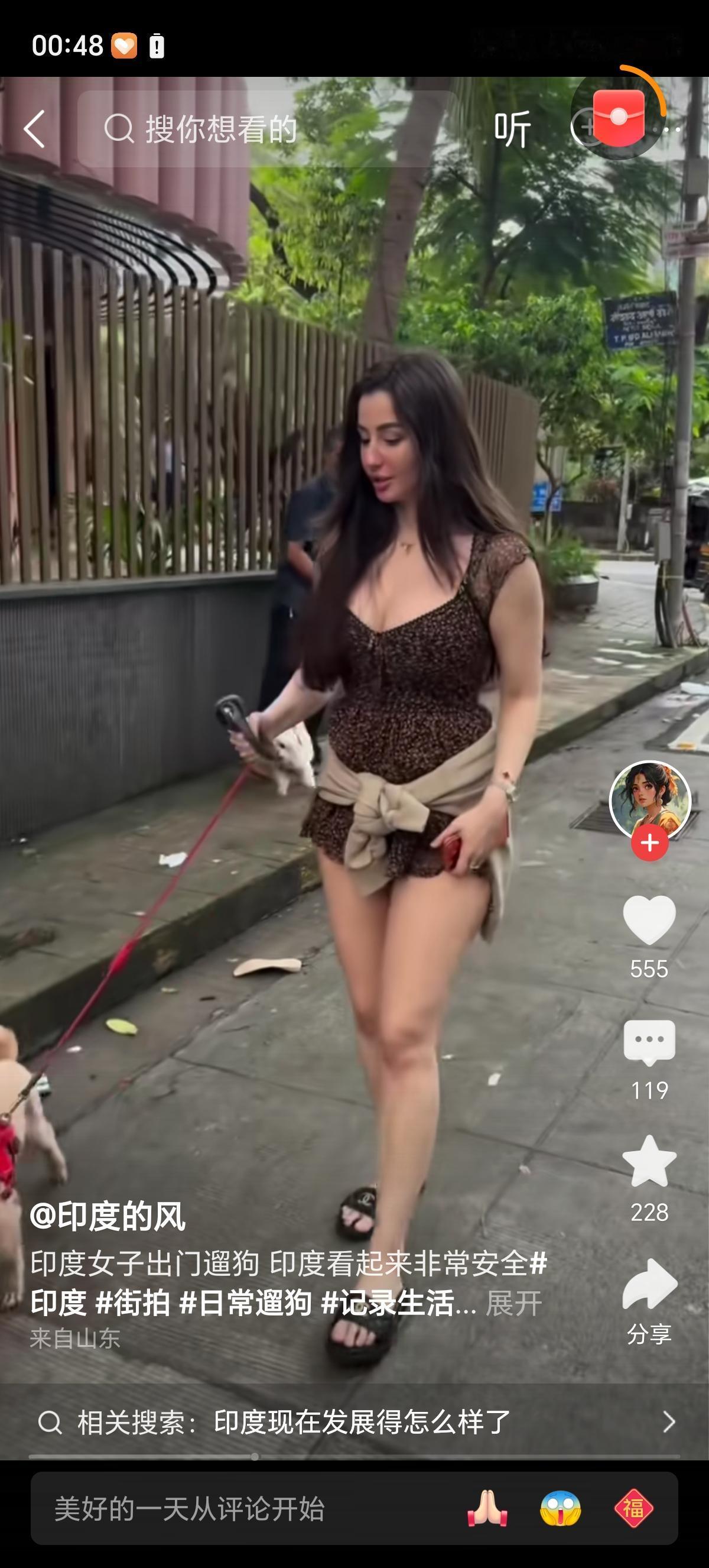 这是个大胆的印度女人，敢穿的这么性感出来遛狗，一点也不担心会遇到流氓。这马赛克打