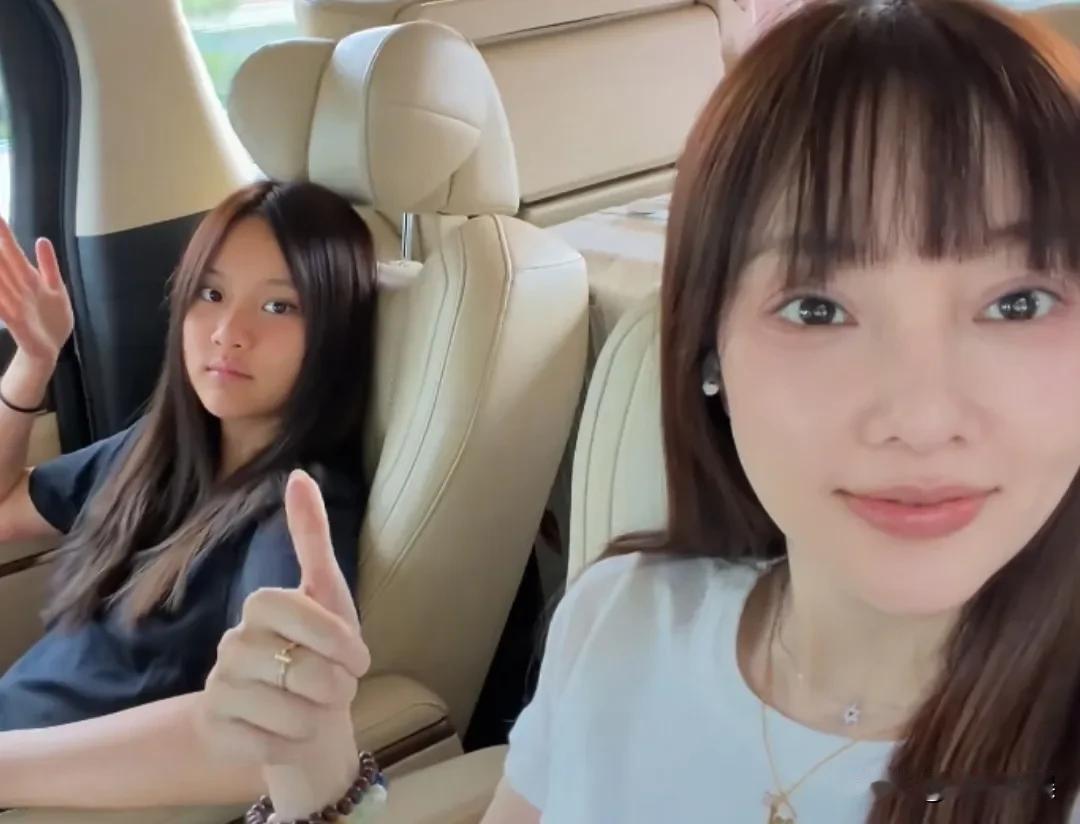 贾乃亮女儿甜馨去美国参加夏令营，甜馨姥姥姥爷也现身相送。14岁的甜馨去国外参