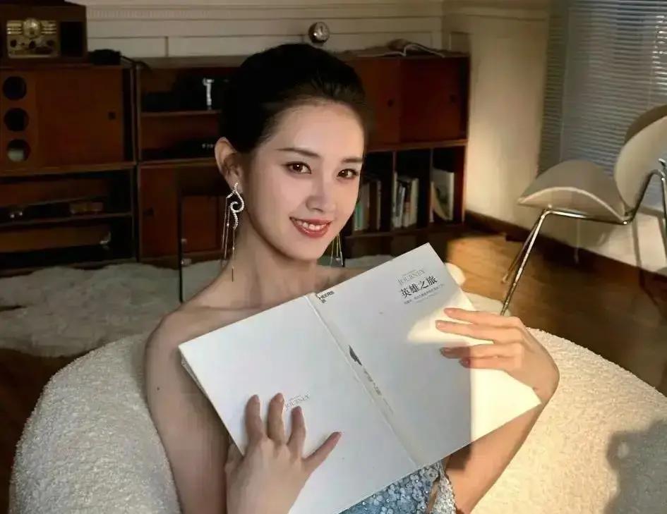 “郭宇欣档期已满”？她正被锁在老板办公室，一分钟拍三条。镜头怼脸，同一套哭