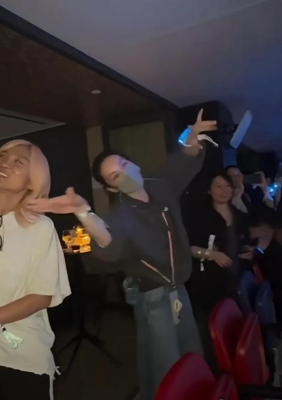王菲谢霆锋度假归来！王菲霸气领路发量惊人，谢霆锋似贴心“小跟班”自王菲现身谢霆