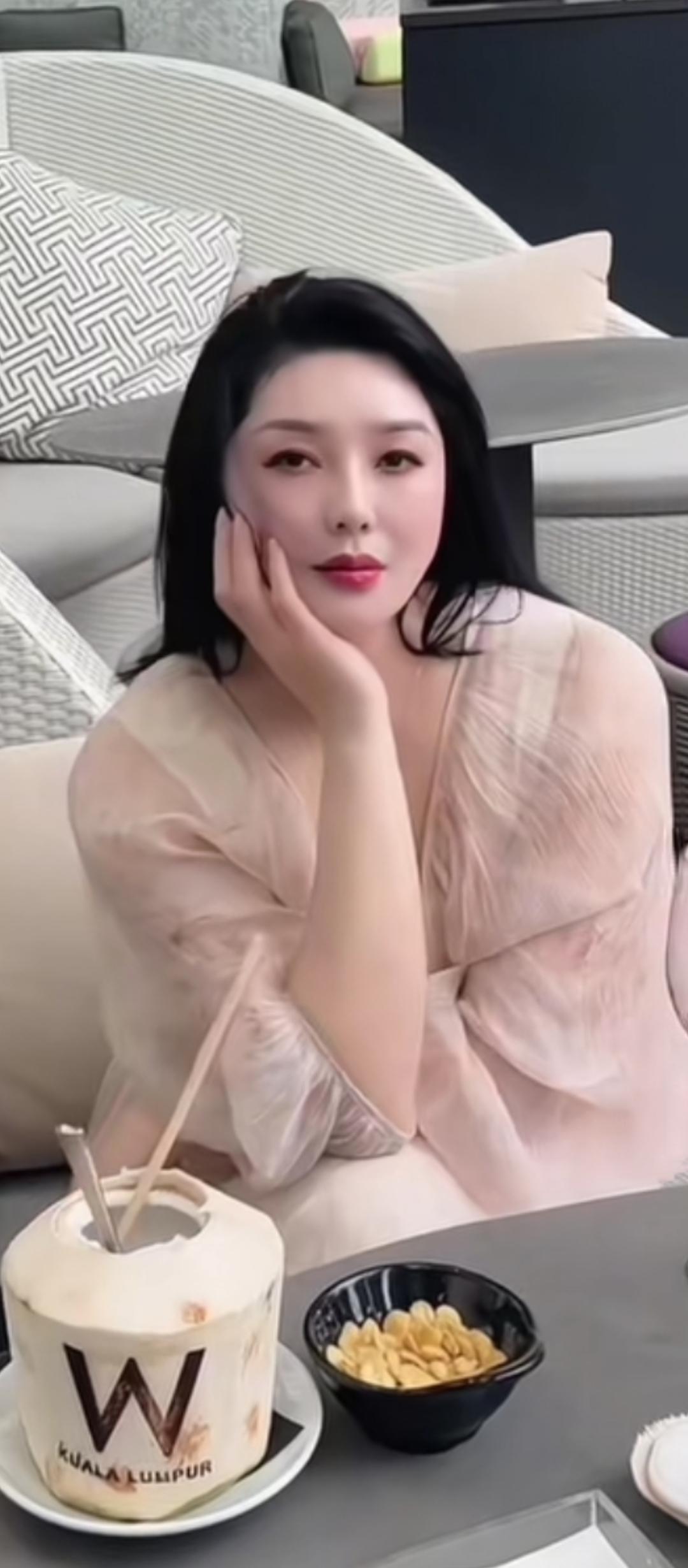 悠闲下午茶时光，享受生活的美好瞬间