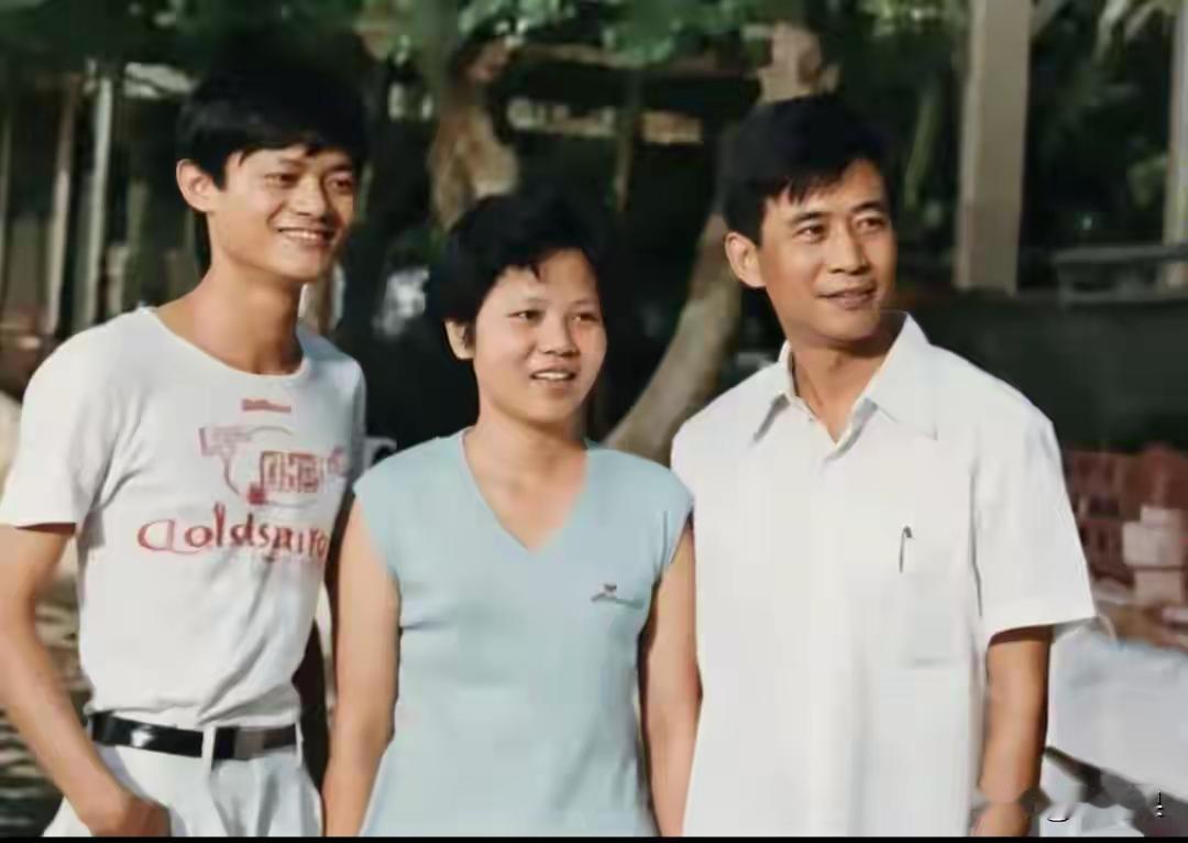 1986年，马云和他父母的合影，时年22岁，真是惊艳了时光！