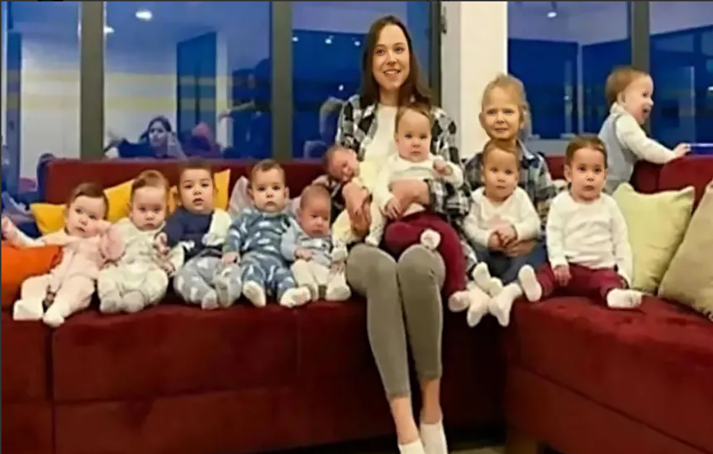 这位俄罗斯母亲计划孕育105名子女。她现在23岁，已拥有了11个孩子。