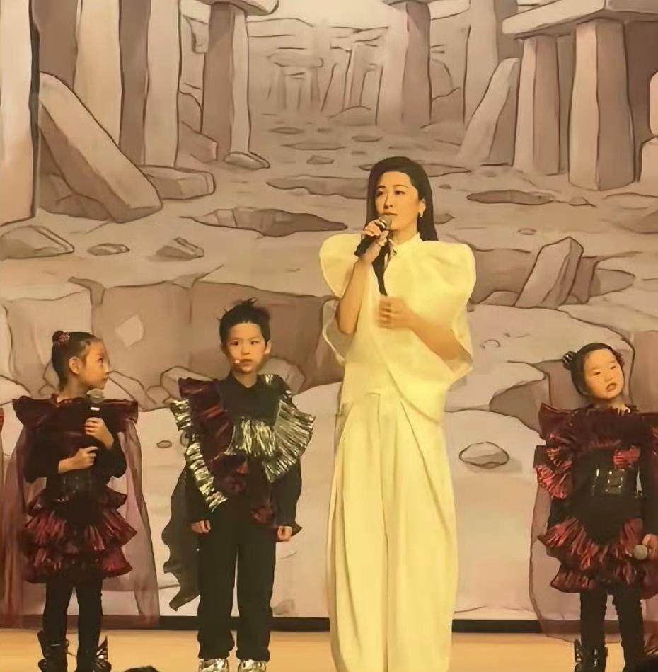 何猷君儿子、古巨基儿子同台幼儿园毕业演出！四太梁安琪携孙女到场，富三代同台星二代