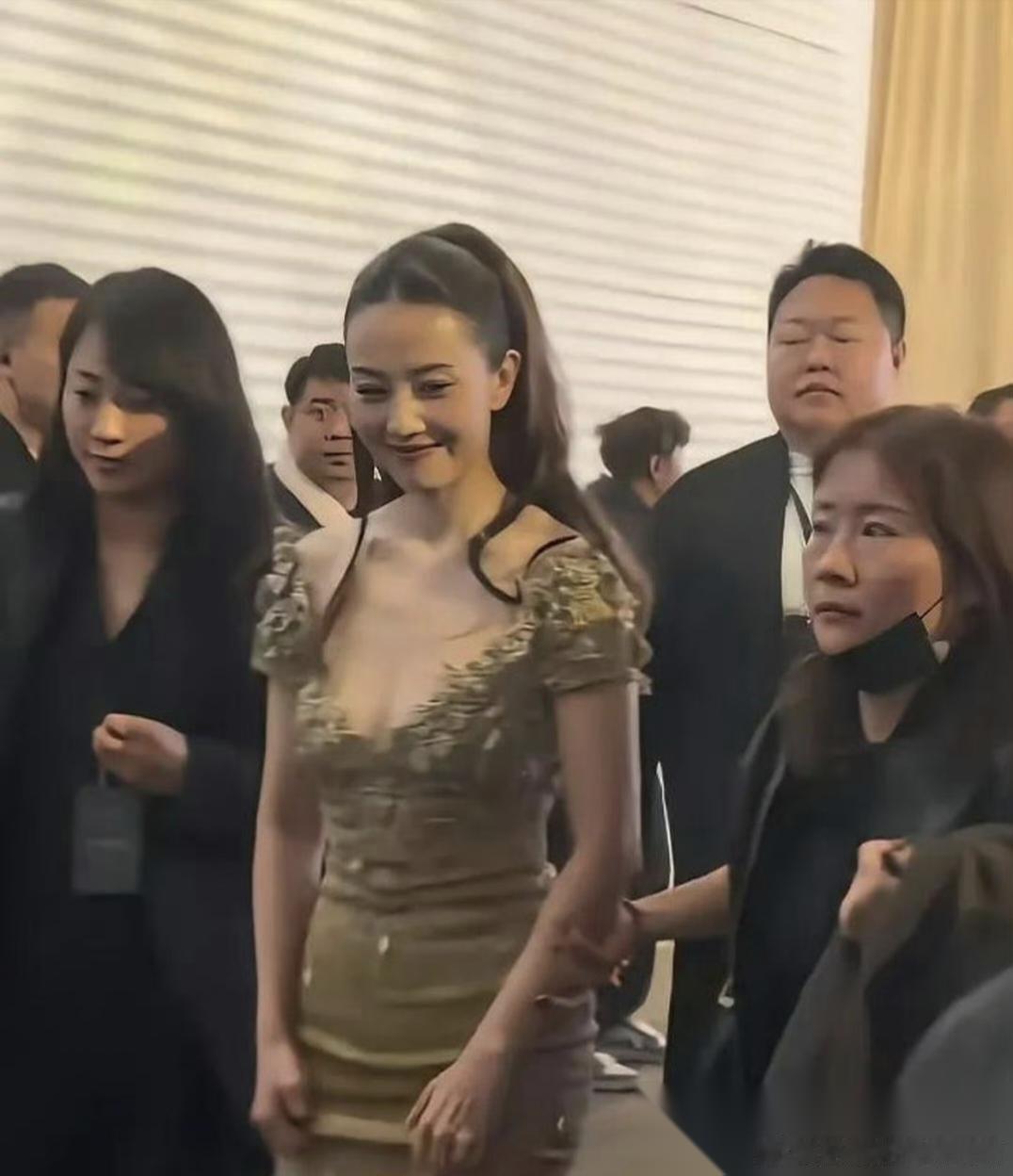 总感觉高圆圆不对劲，她明明都已经46岁了，腰腹赘肉，胸部下垂，体态发福，这些