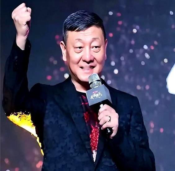 飞机上，韩磊全程没开口。鲁豫以为他摆架子，节目里直接追问。韩磊磨蹭半天才憋