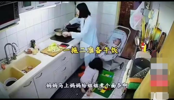 “嫁对了！”男子下班回家，见老妈躺沙发上看电视。而媳妇则带着两个孩子做饭。男子不