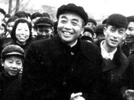 在朝鲜时，有名志愿军小战士路过一户朝鲜老乡家正在吃饭，老乡送了一些毛豆，他拿着了