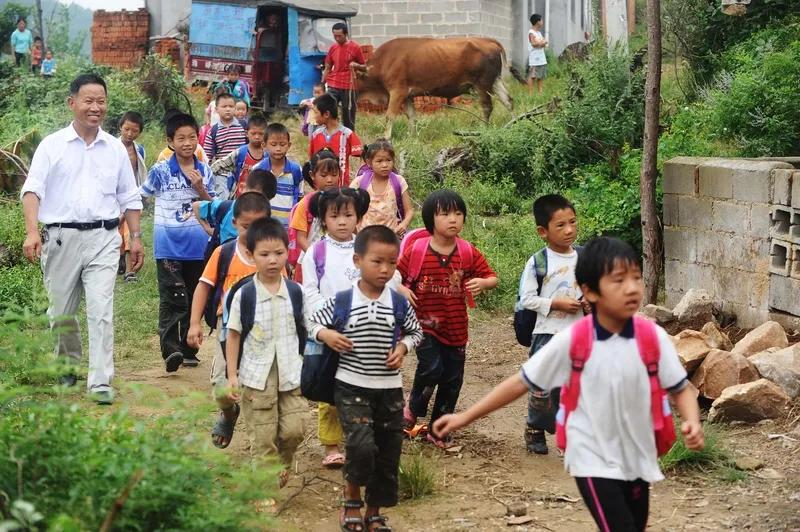 今年暑假过后，我们片区要撤并一所小学。该学校的老师被分散到其他学校，校长保留职