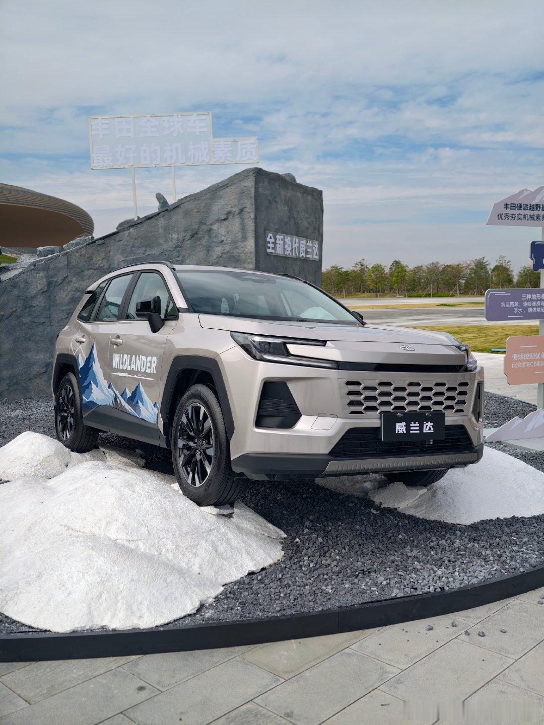 广汽丰田全新换代威兰达，整体风格跟刚发布的丰田荣放相似，既有硬派SUV的味道，也