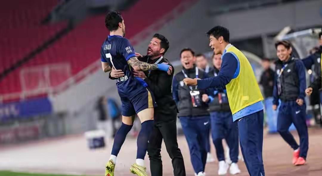 武汉三镇新赛季面貌一新，背后这几处变化很关键。中超三轮战罢，有两支球队的表现