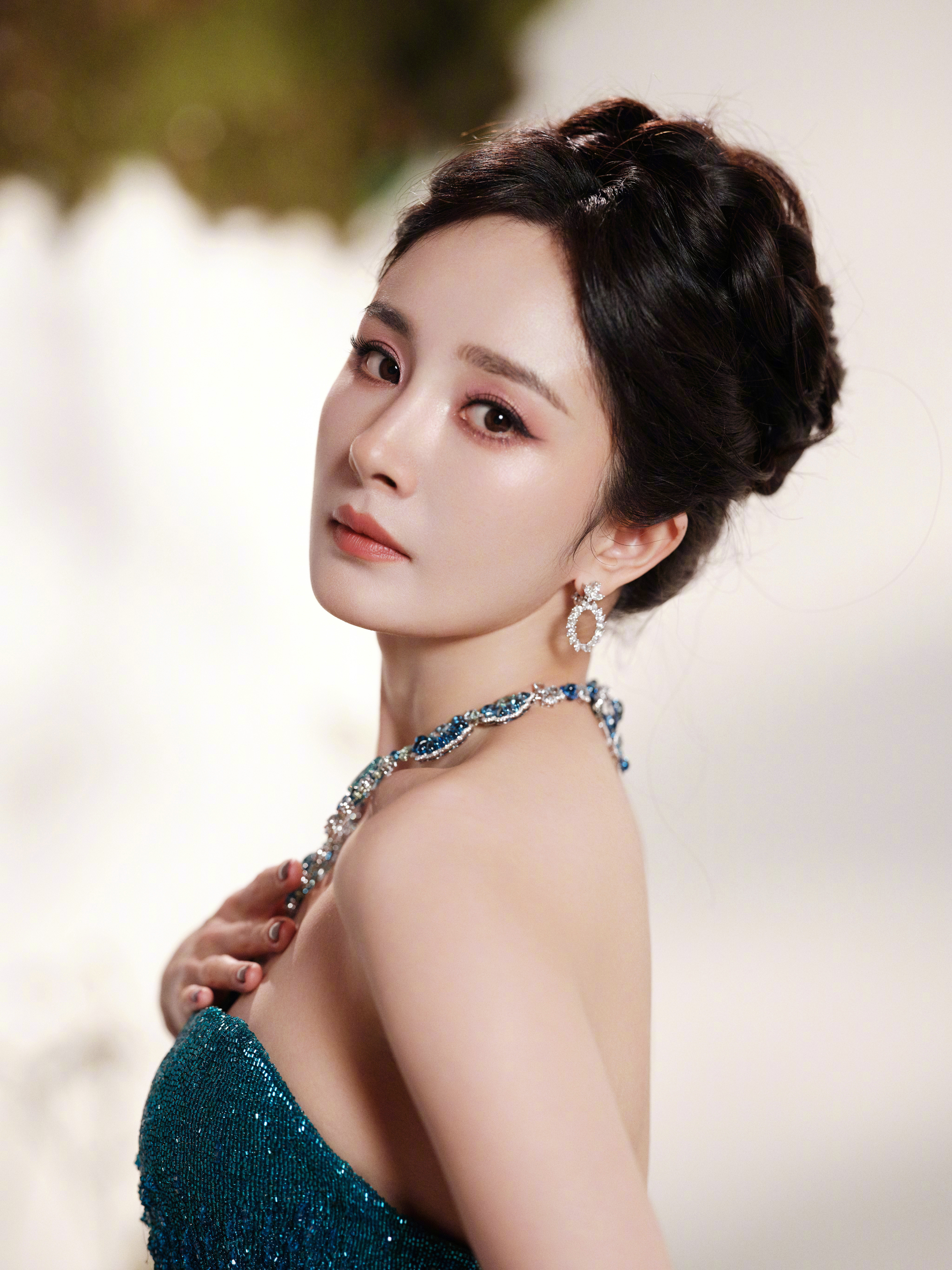 杨幂深海蓝礼服与宝石项链交辉，是夜色里的华贵精灵，将优雅锋芒尽数绽放。杨幂