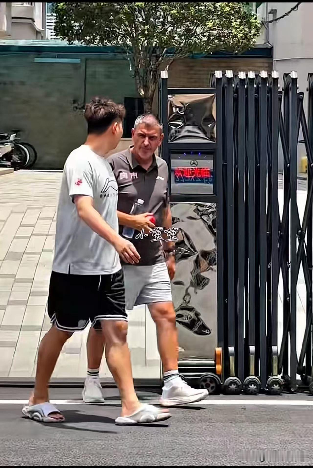广东宏远男篮新帅就位？近日，有球迷朋友蹲守在广东宏远男篮俱乐部门口拍摄并将视频