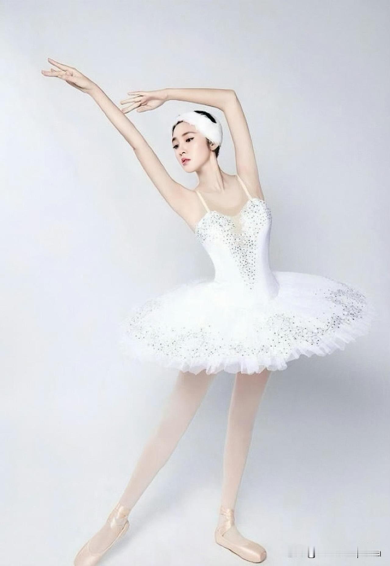 唐艺昕竟然连白天鹅芭蕾都会跳，这身形也太绝了吧！肩颈线条美得跟天鹅一样，一看就