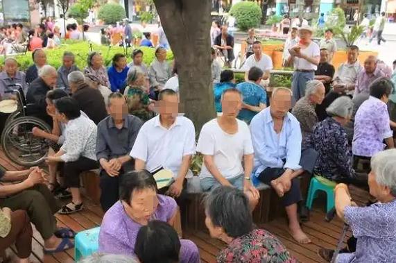 中国“人口危机”真正值得警惕的，可能并不只是新生儿越来越少，而是一个规模更加庞大
