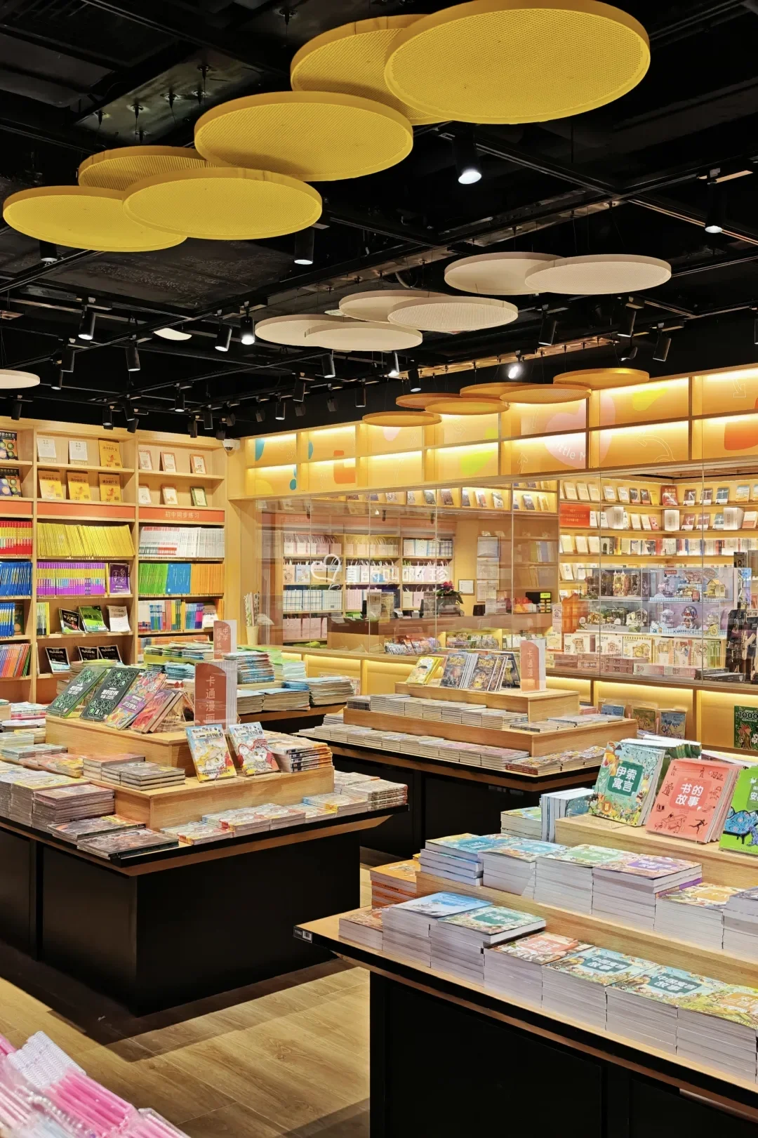 广州这个新书店真的好美❗️周末室内好去处