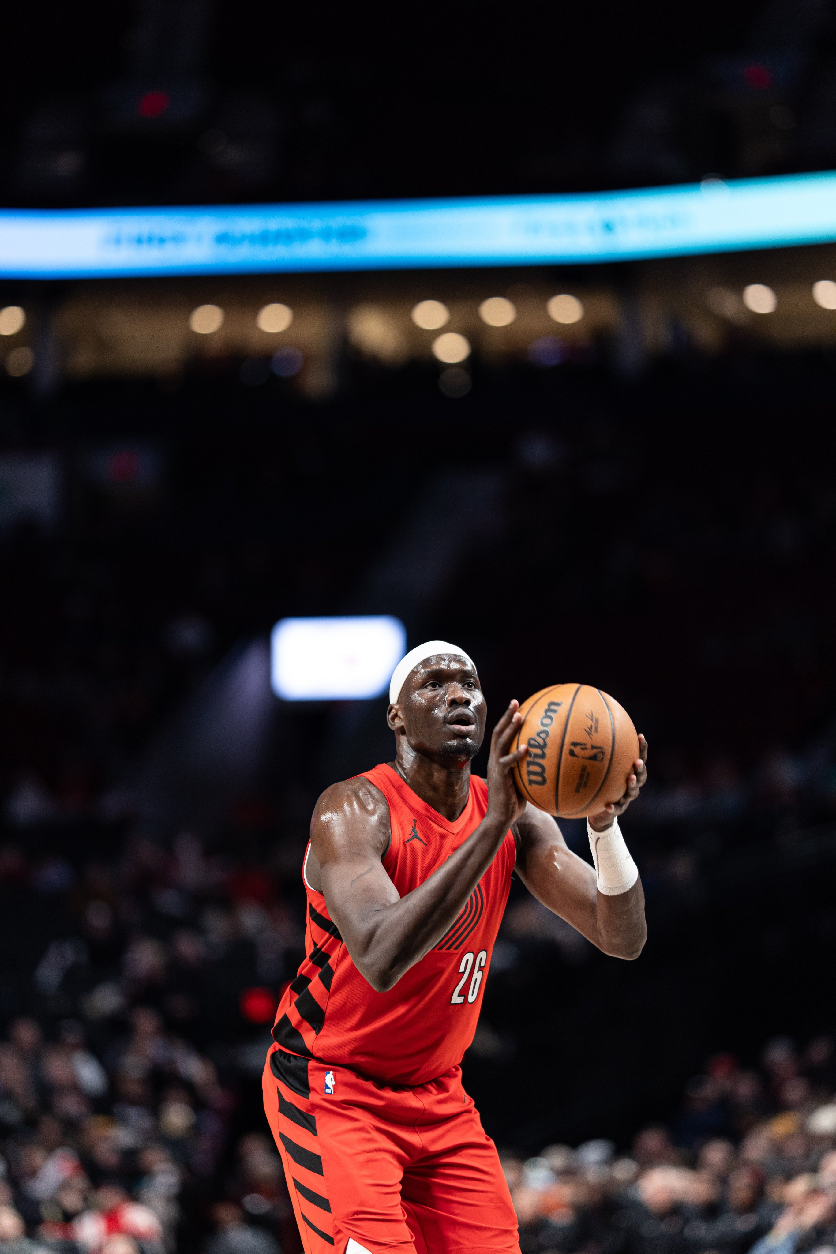 杨瀚森队友赛季报销开拓者官方宣布，中锋里斯右脚影像检查显示应力性骨折，他已于今