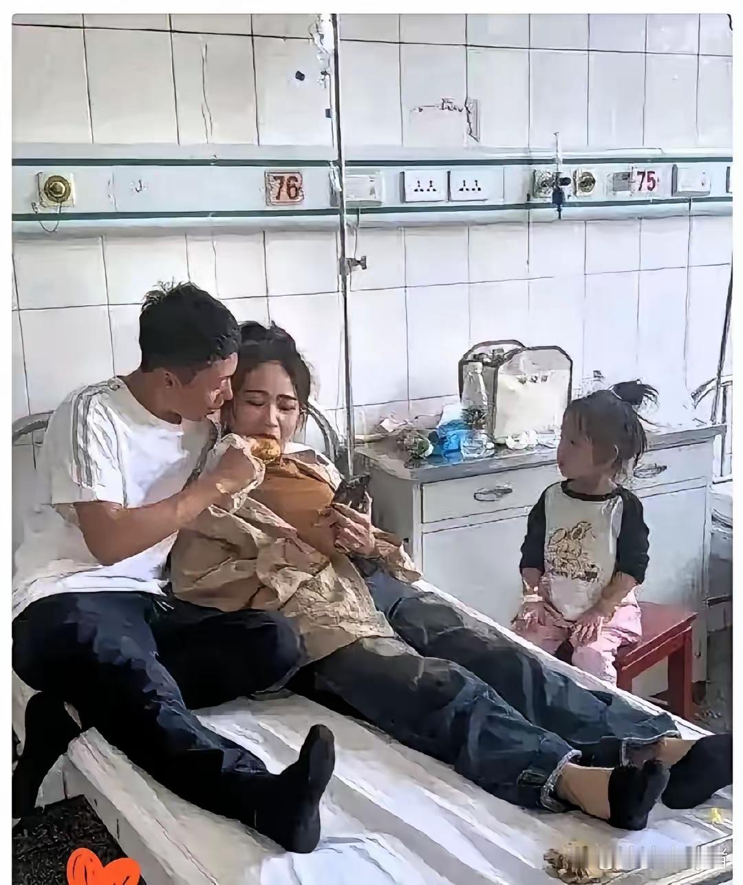 心酸，一男子给医院病床上的妻子送饭，突然红着眼睛跪下来跟妻子说：“我们回家吧，家