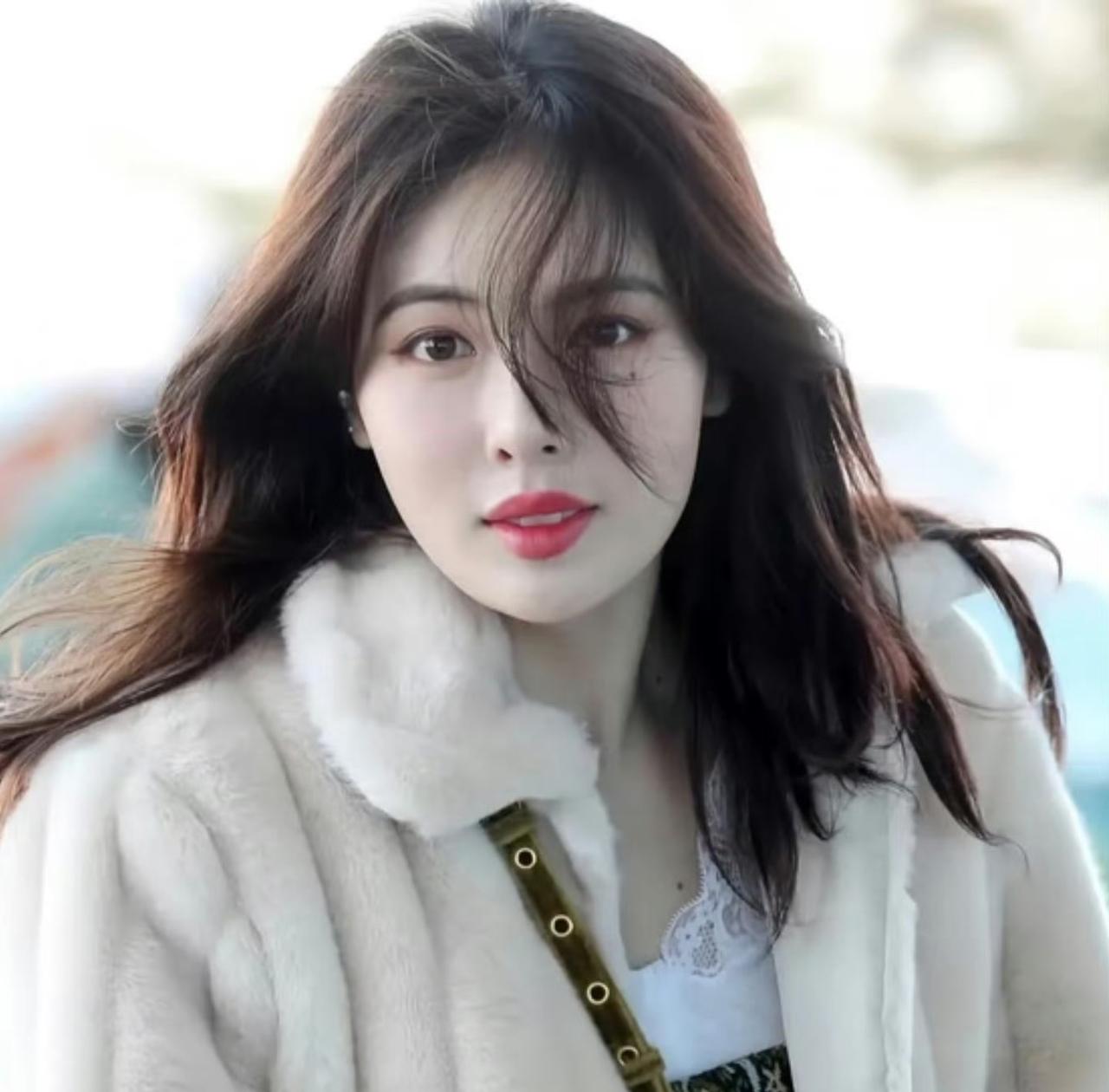 有没有人觉得泫雅这事儿特离谱？泫雅跑行程只吃一枚紫菜包饭，我人都看傻了——这是