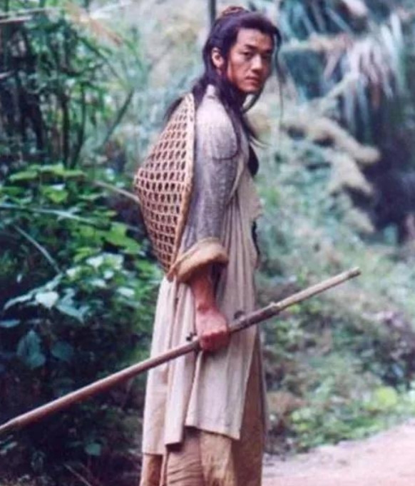 张纪中在拍摄《笑傲江湖》时，本来“令狐冲”这个角色是给邵兵的，可最终却因为邵兵做