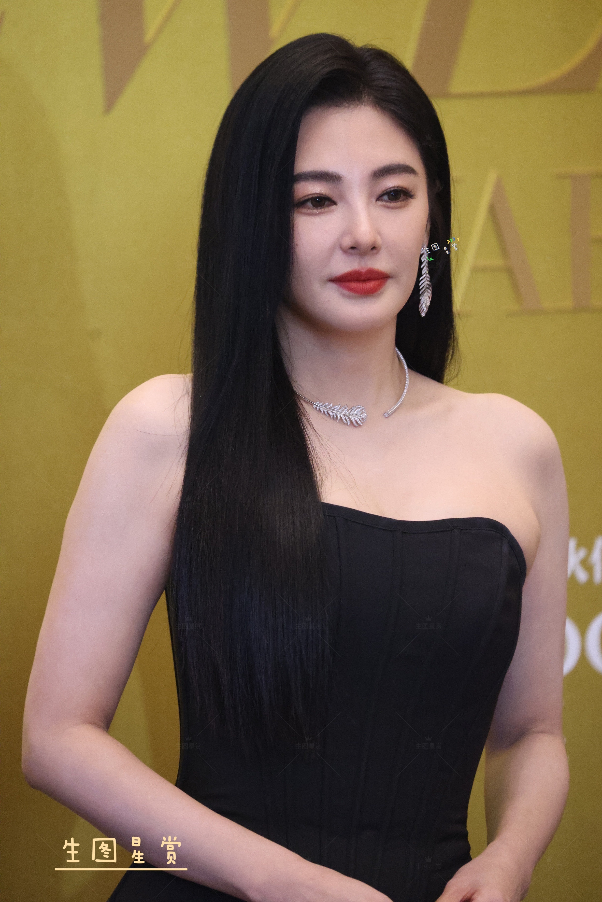 张雨绮芭莎珠宝红毯生图腰臀比超绝的姐姐时尚芭莎珠宝年度盛典张雨绮