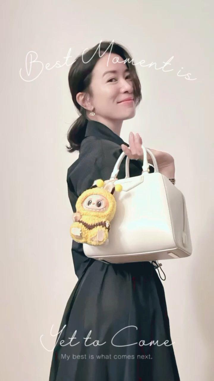 咱就是说50岁的佘诗曼少女心爆棚了！12月16日她晒出被无数Labubu包围的照