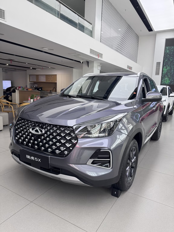 预算五万多想买SUV，瑞虎5x真的可以看看🚗家用代步完全够用，车身不大好停车，市区开很灵活。油耗不