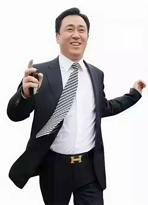 许家印红的发紫的时候，有人说他如果没有腰带下面那两个东西坠着，早就飞到天上去了