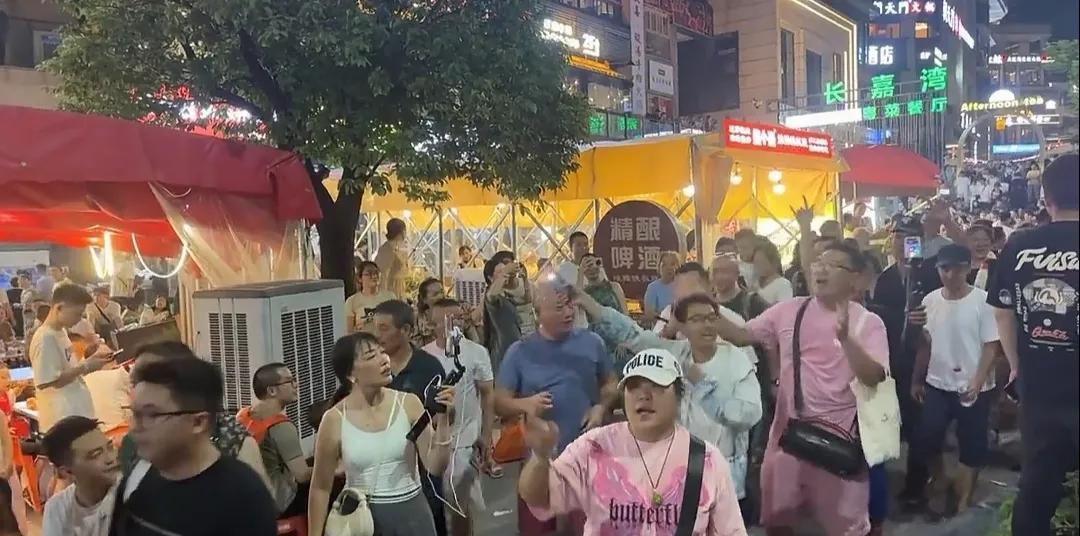 刀郎演唱会有多猛，大家一定想不到。昨天刀郎在重庆鱼洞华熙开演唱