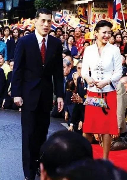 那时的泰王和西拉米在一起，总是发自内心的欢笑，那也是，绝代佳人的西拉米大概是泰国