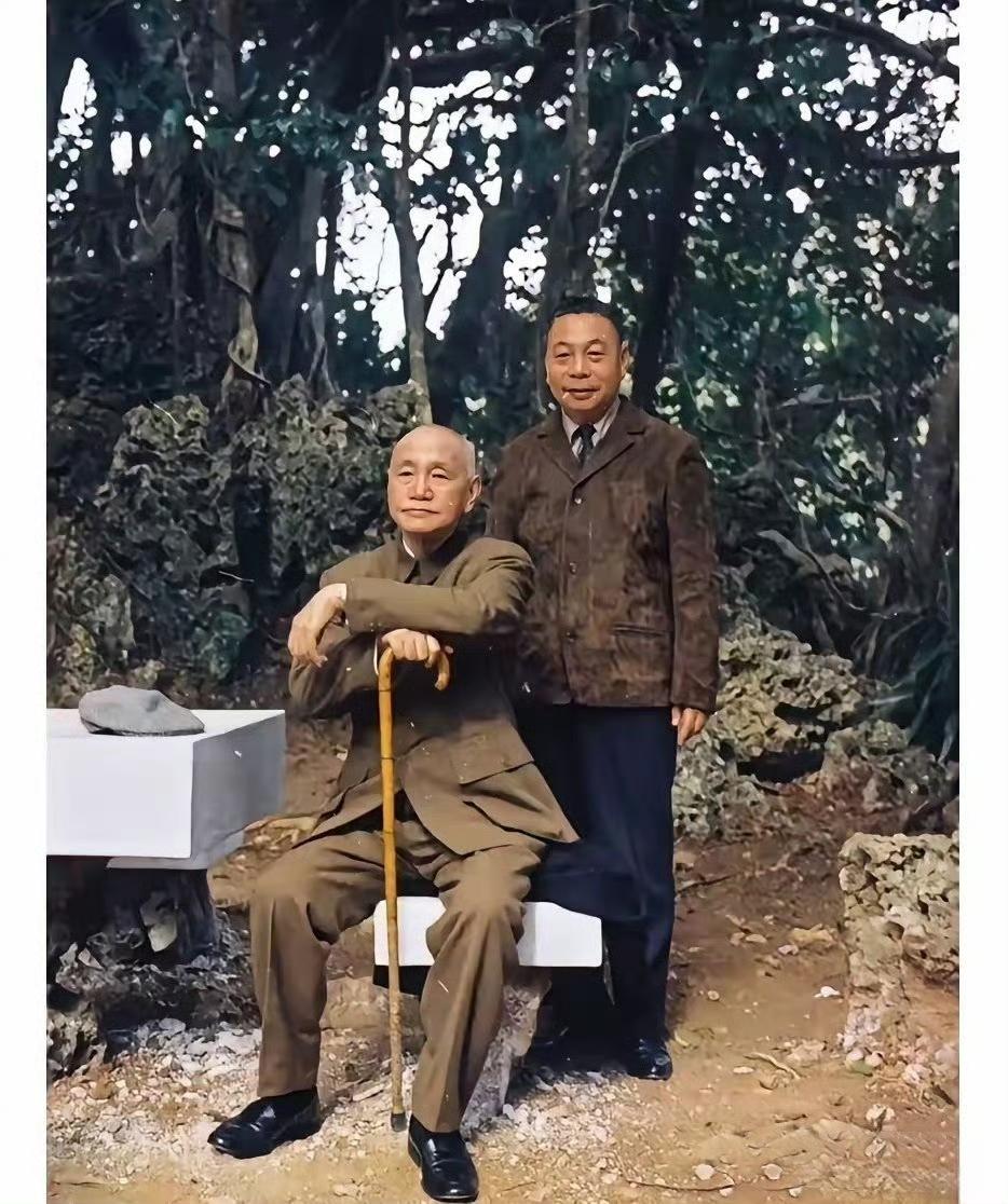 蒋中正、蒋经国真实相貌。这张照片摄于上世纪七十年代中期的台湾，是父子二人真实相貌
