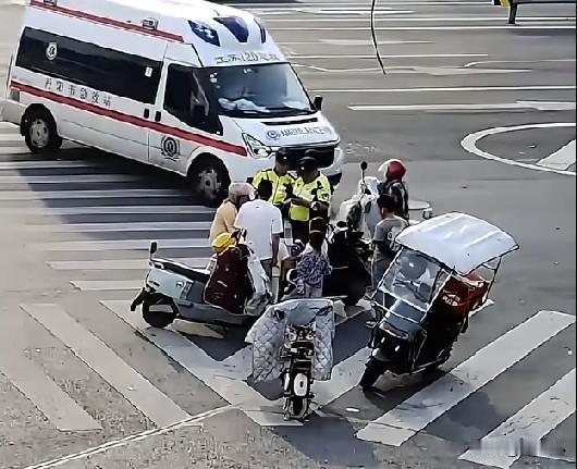 近日，江苏镇江，一外婆骑着电动车带着外孙女在马路上突然晕倒，热心路人帮忙照看老人