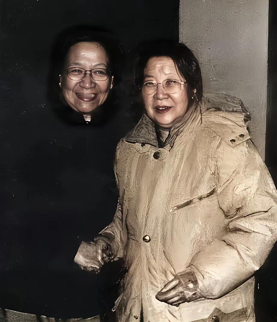 伟人两个小棉袄亲切的握手照她们继承了伟人的思想教诲一生艰苦朴素自力更生从不