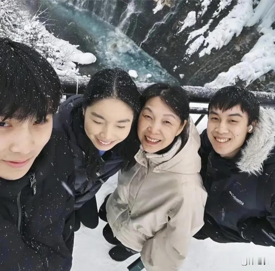 有网友评论；当时宗庆后先离婚把财产给了前妻，后接盘这个老三，但是达娃之战，老三站