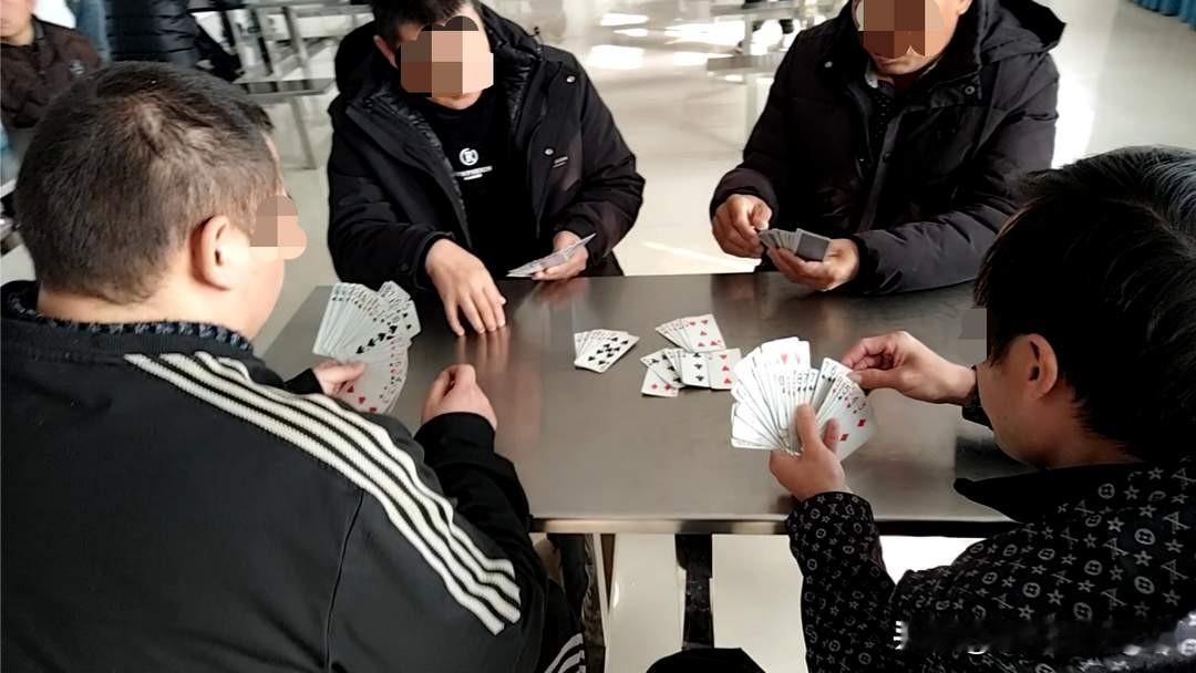 是这样的，我刚才问了一下AI，2022年底全国共有精神病医院1650家左右，现在