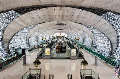 素万那普机场致歉背后：22人被拒载的三重追问8月4日晚，泰国素万那普国际机场就安
