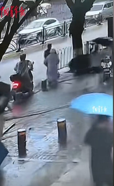 湖北宜昌，城区突降暴雨，路人看到一个黑乎乎的东西被水冲走，起初以为是一个塑料袋，