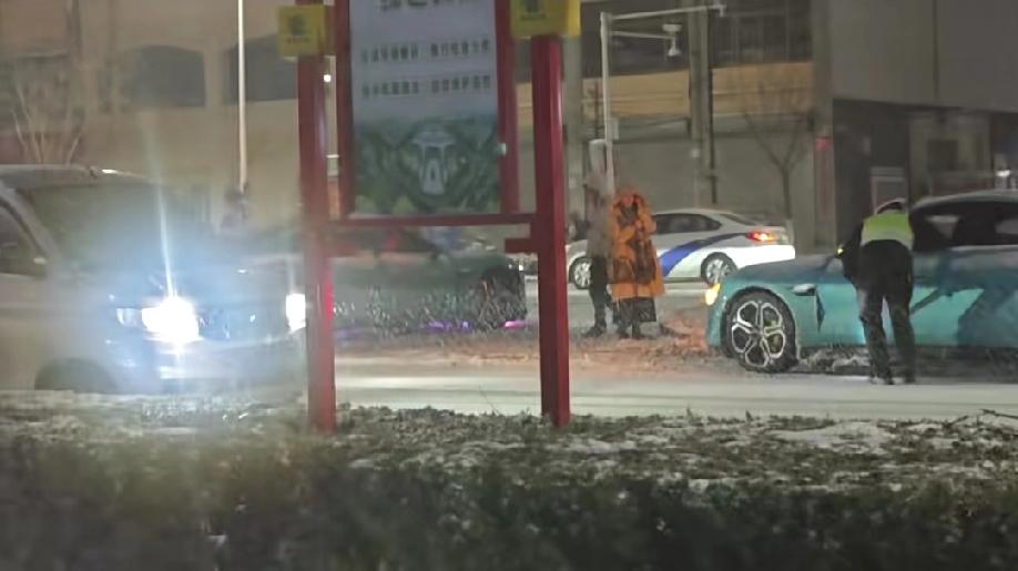 两台海湾蓝的某米su7，就这样水灵灵、面对面的开启了“趴窝”模式。貌似左边那台还