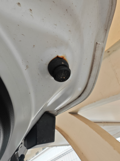 比亚迪生锈这情况怎么整，才一年的车，4个车门跟后备箱生锈，都是里面，这还是看到