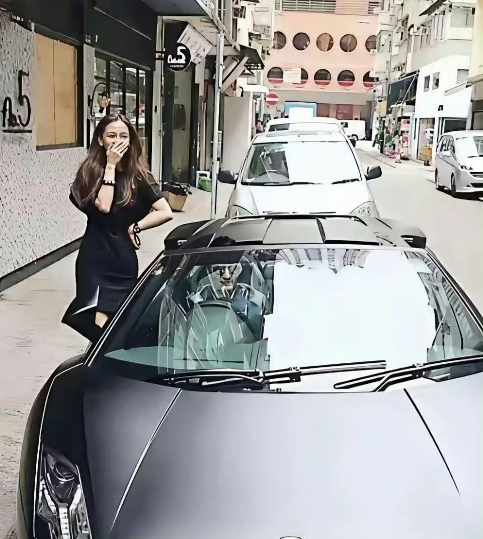 当年黄晓明送杨颖二手兰博基尼，她笑得像中了奖