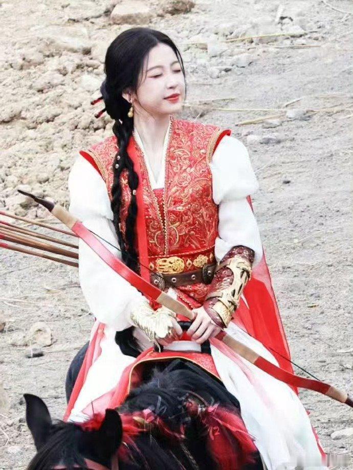 虞书欣红衣骑马射箭路透虞书欣云初骑马射箭路透虞书欣红衣骑马射箭路透，给孩子萌成